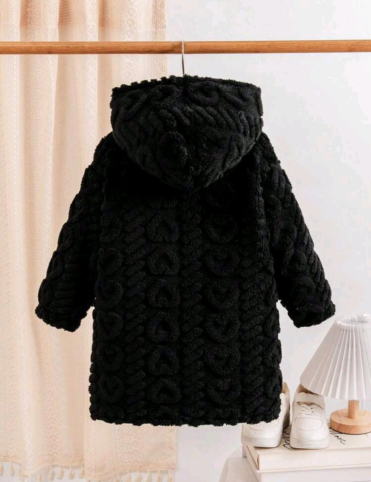 Abrigo tipo tapado con chapucha de peluche