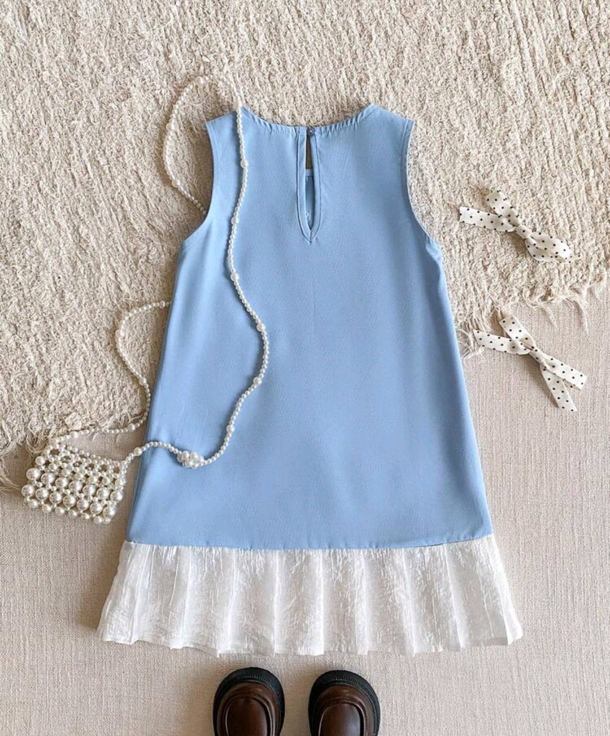 Vestido Celeste sin mangas con detalles en moños