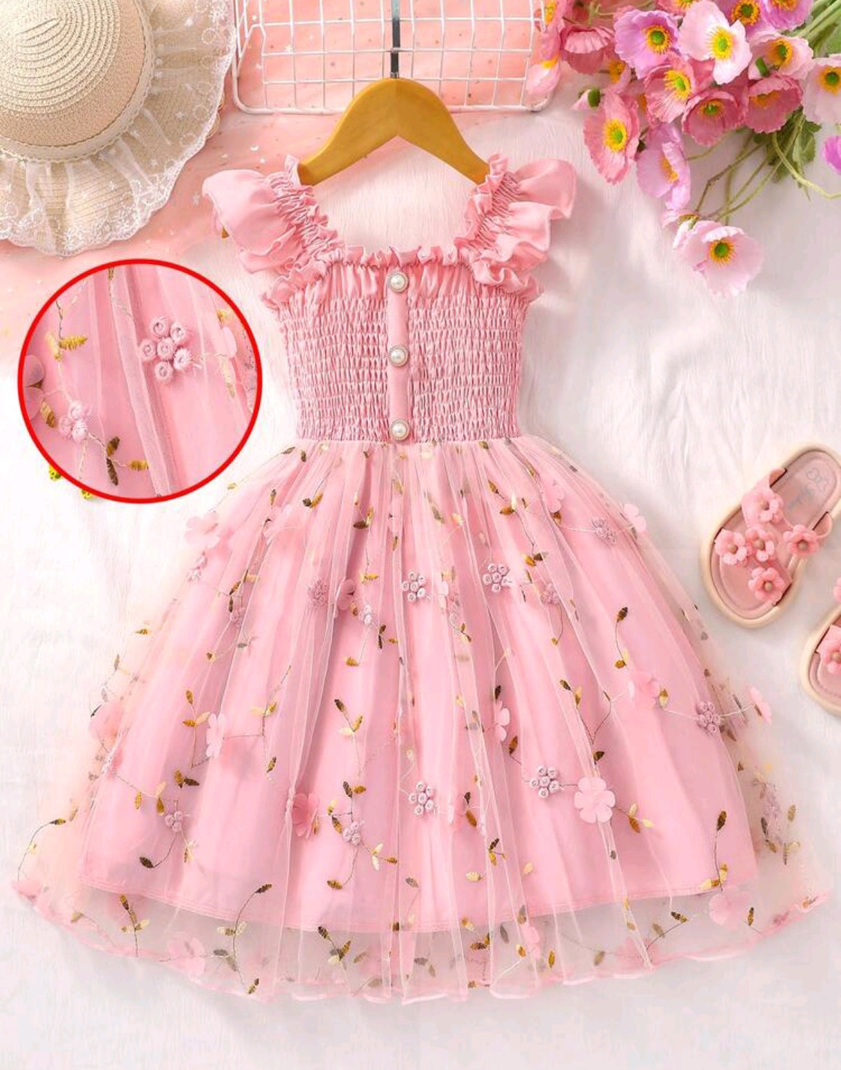 Vestido de tiritas plisado con detalles en flores