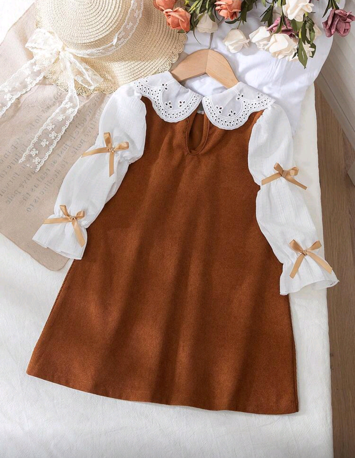Vestido de corderoy con detalles de moños en las mangas