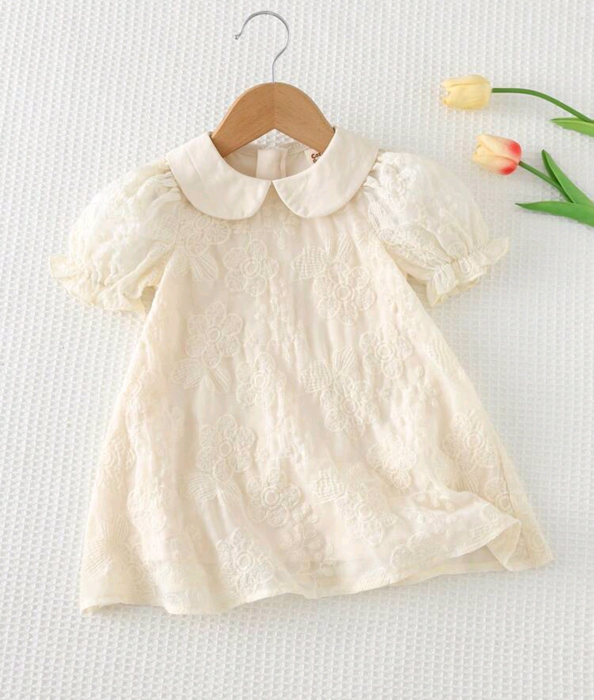 Vestido beige bebe con cuello y bordados