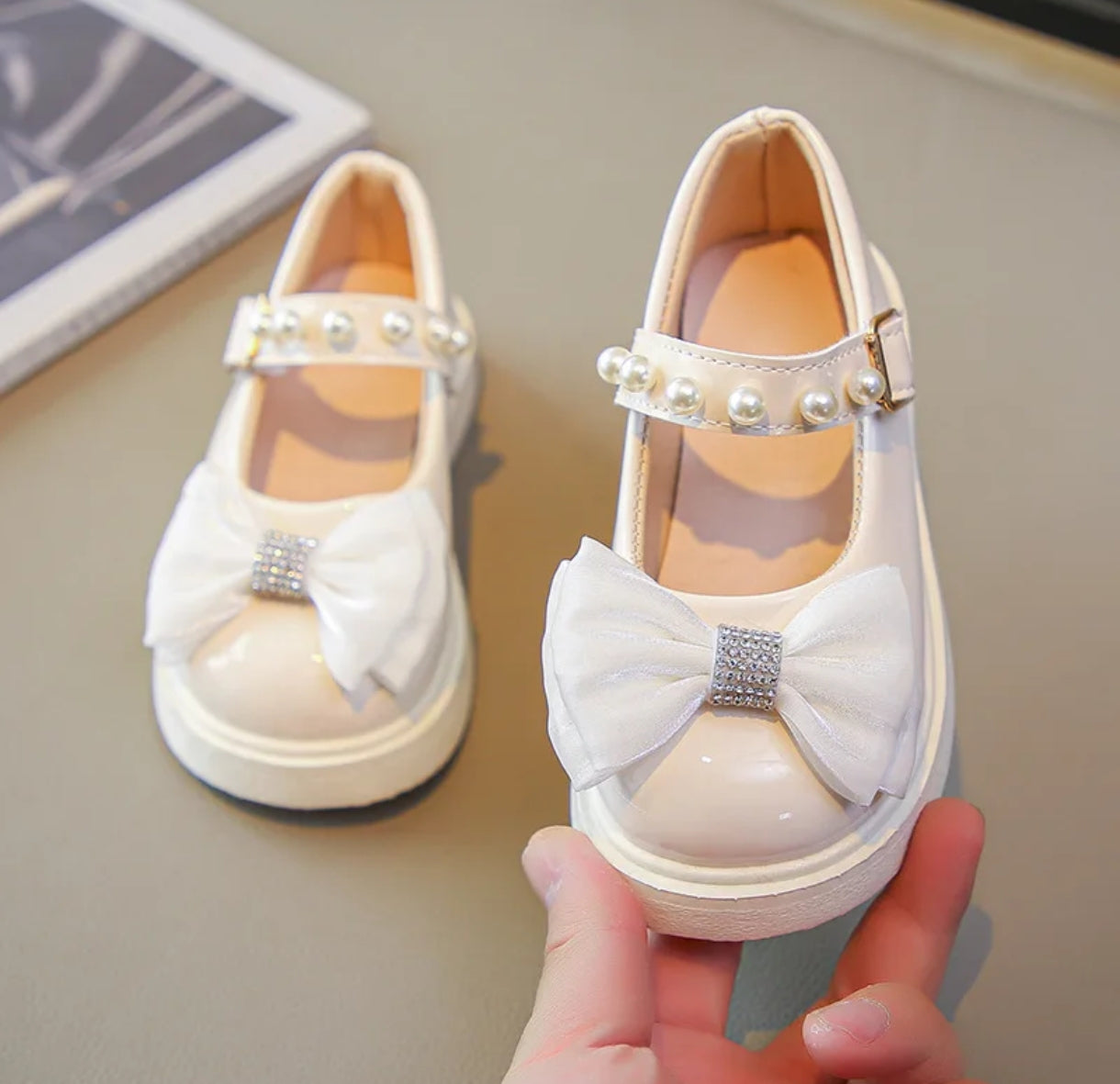 Acc. Zapato Plano con detalles de moño y perlitas