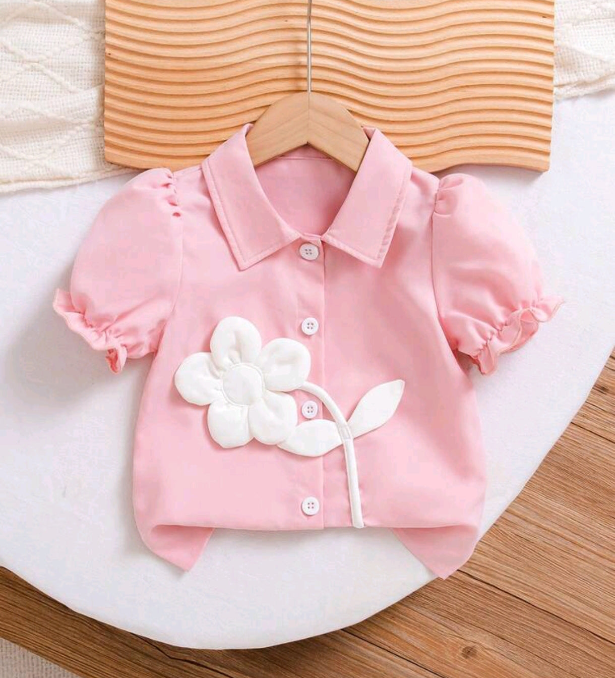 Camisa de mangas Abullonadas con detalle de flor 3 D