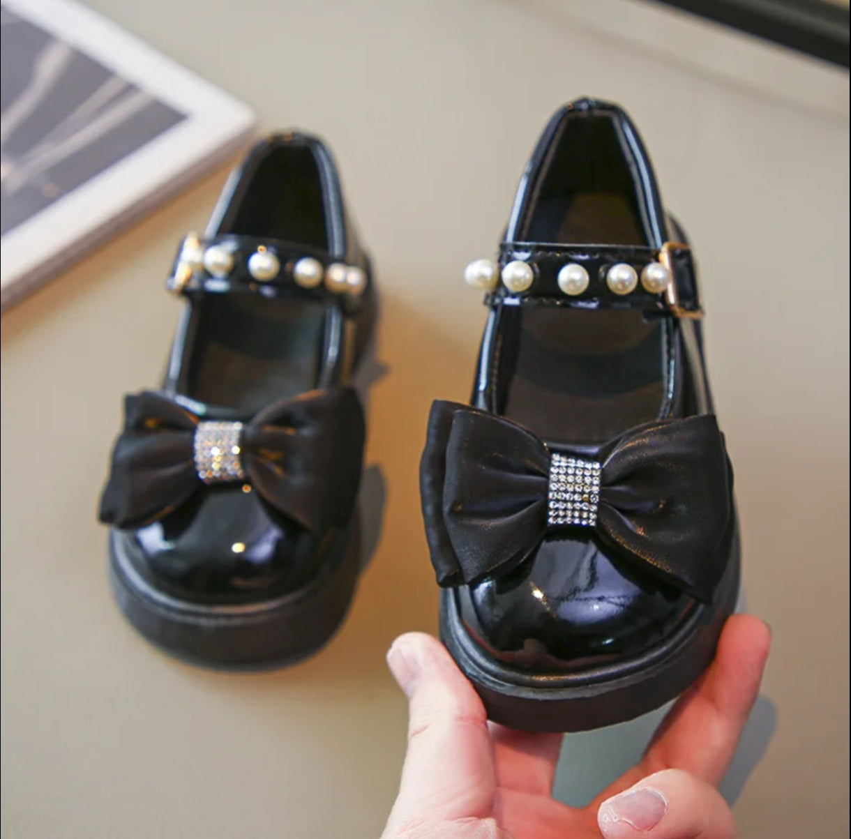Acc. Zapato Plano con detalles de moño y perlitas