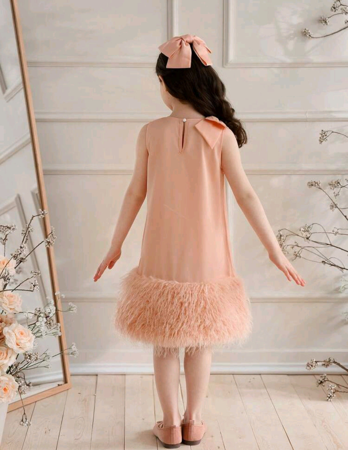 Vestido Chic sin mangas con lazo decorativo y plumitas