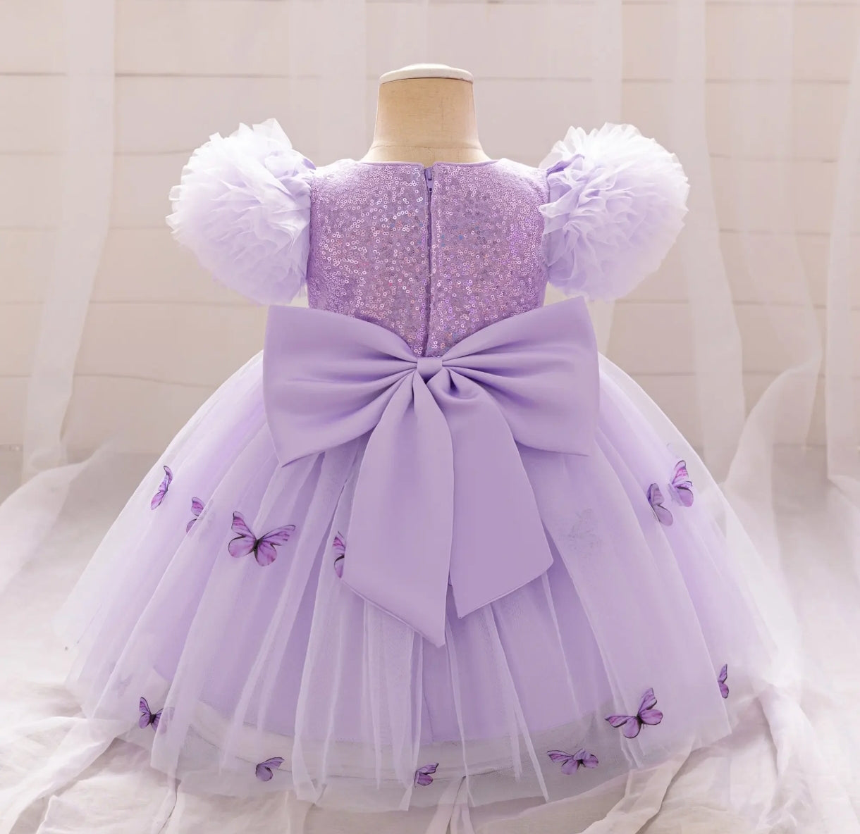 Vestido Elegante con mangas abullonadas y tul, detalles de mariposas