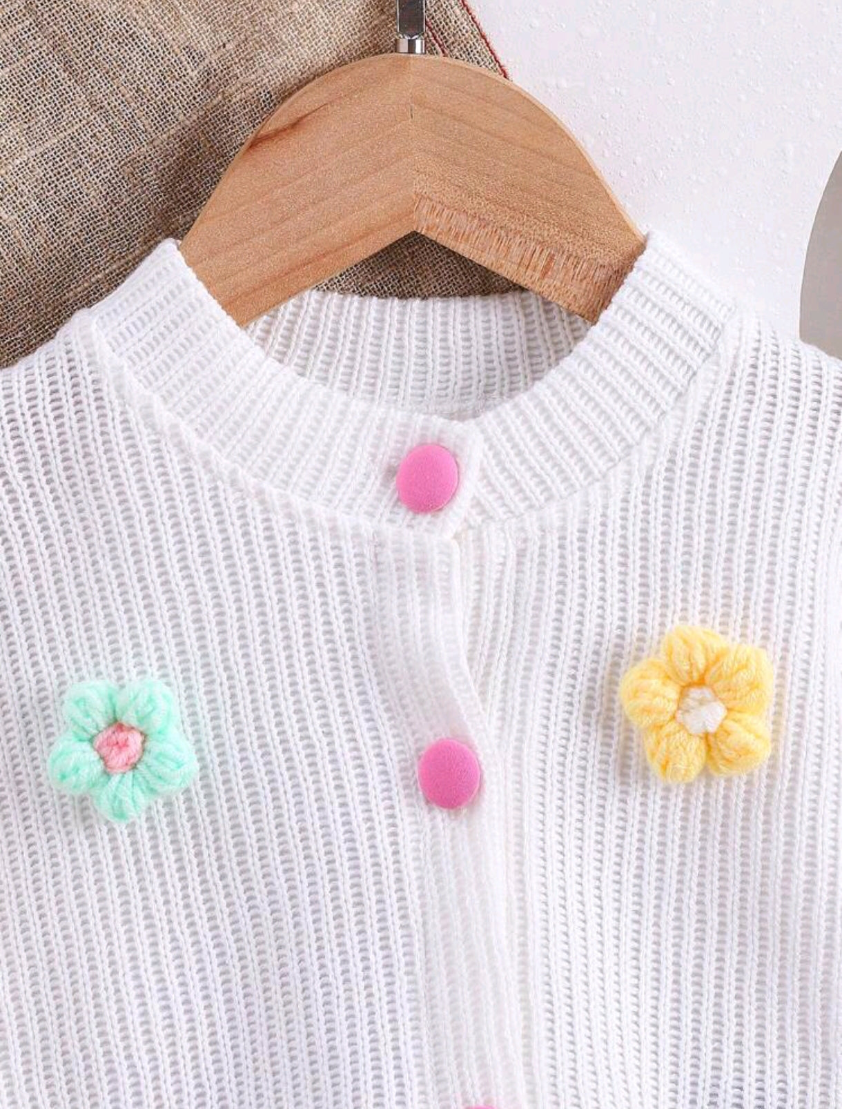 Suéter de hilo con flores + falda plisada