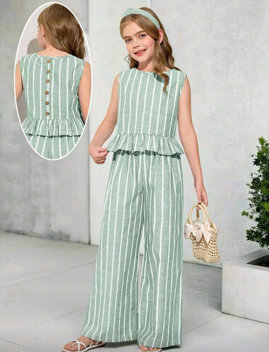 Blusa a rayas + pantalón recto