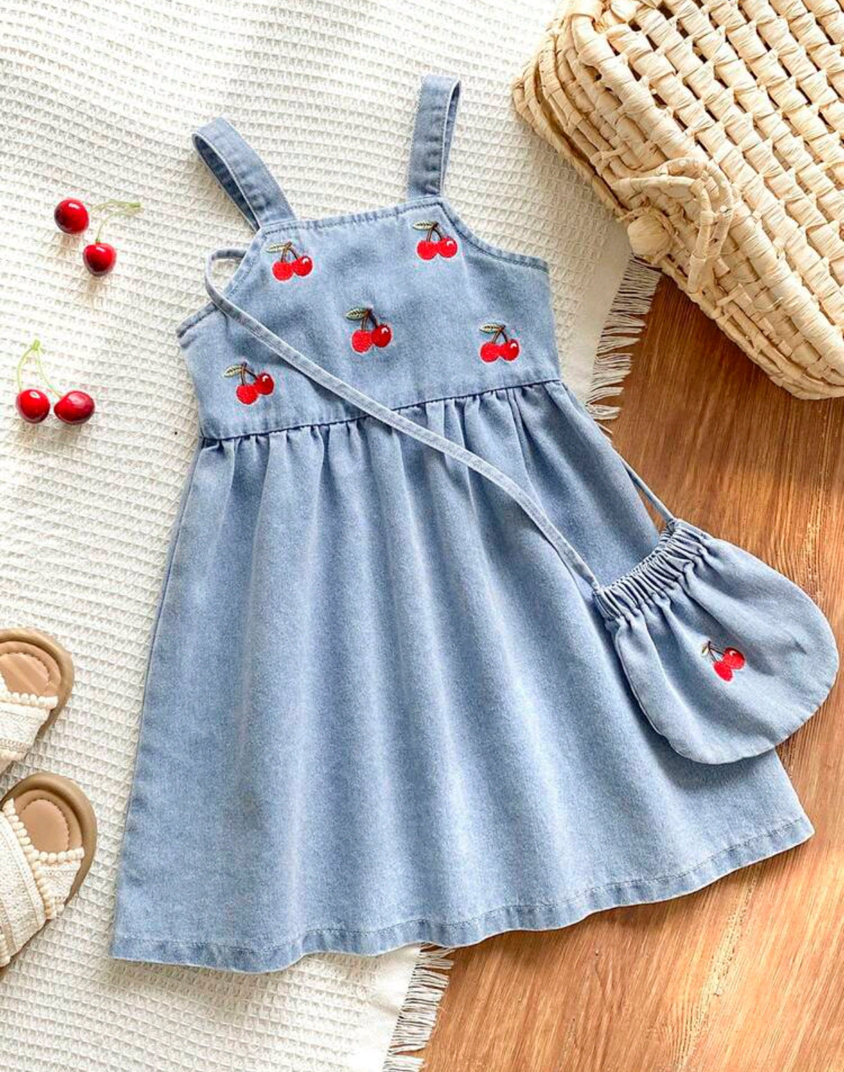Vestido de jeans con bordados de cereza ( incluye el bolsito)