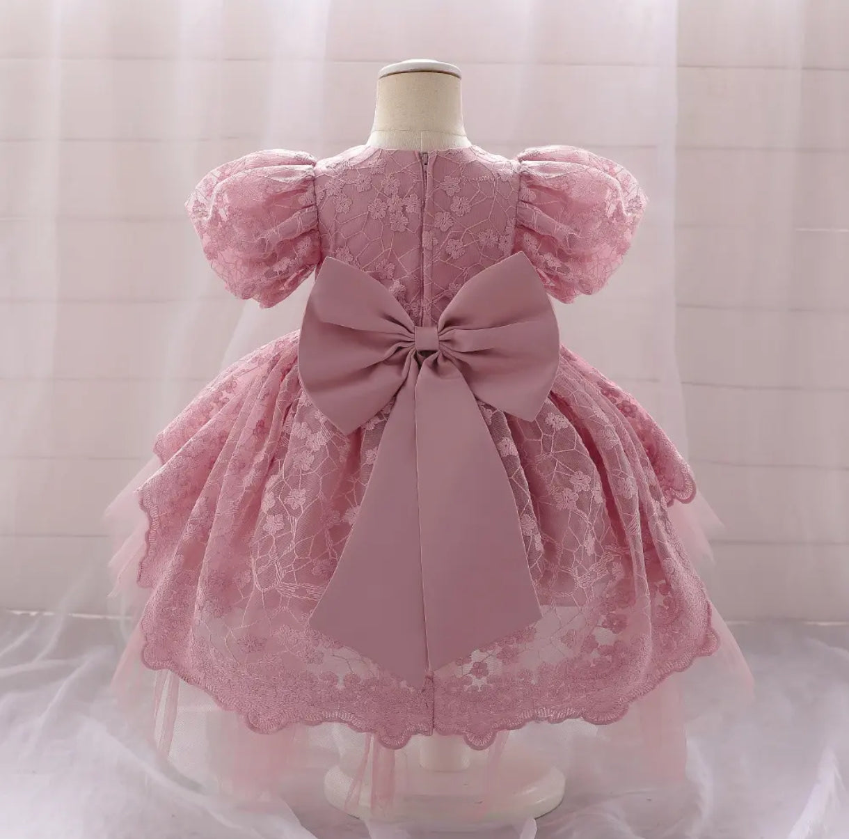 Vestido Elegante de mangas abullonadas y Cola de tul alargada