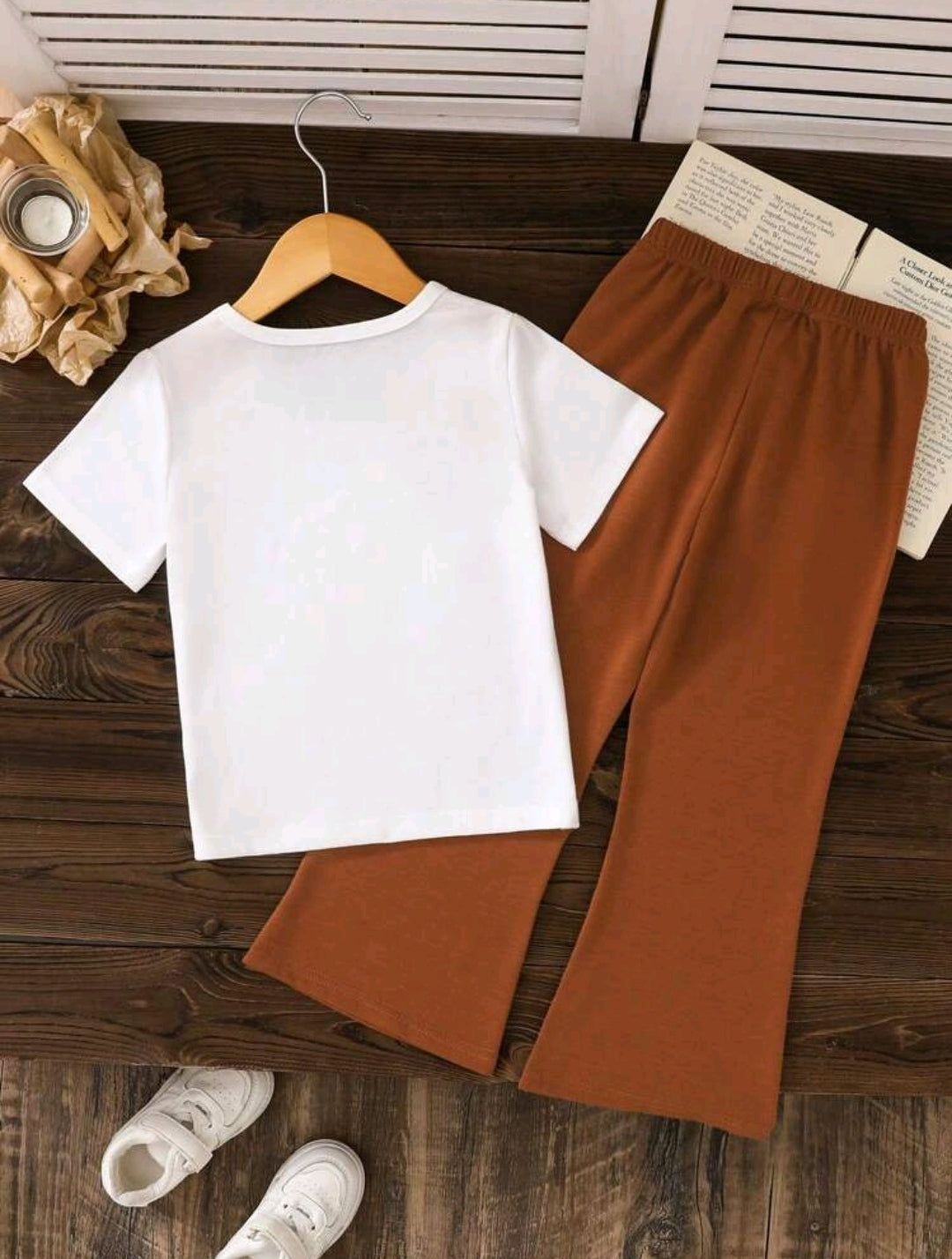 Remera con diseño de capibara + pantalón acampanado