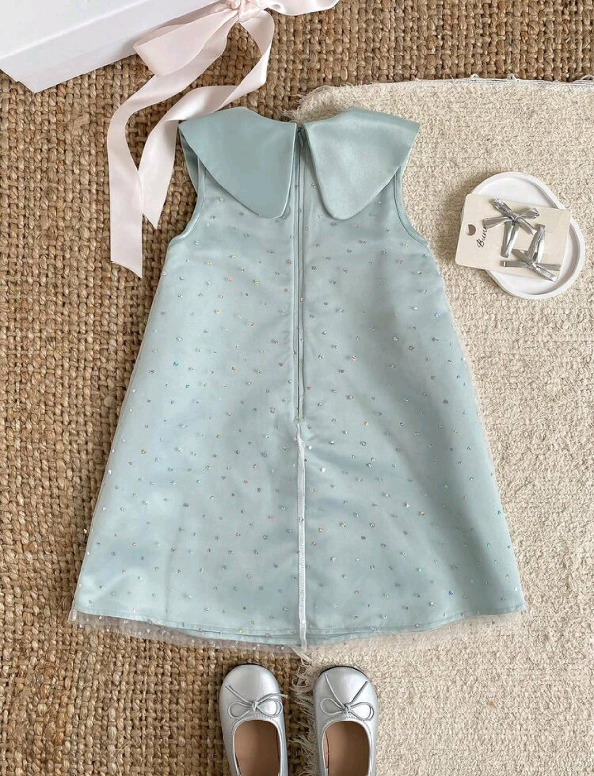 Vestido Chic con cuello y brillos