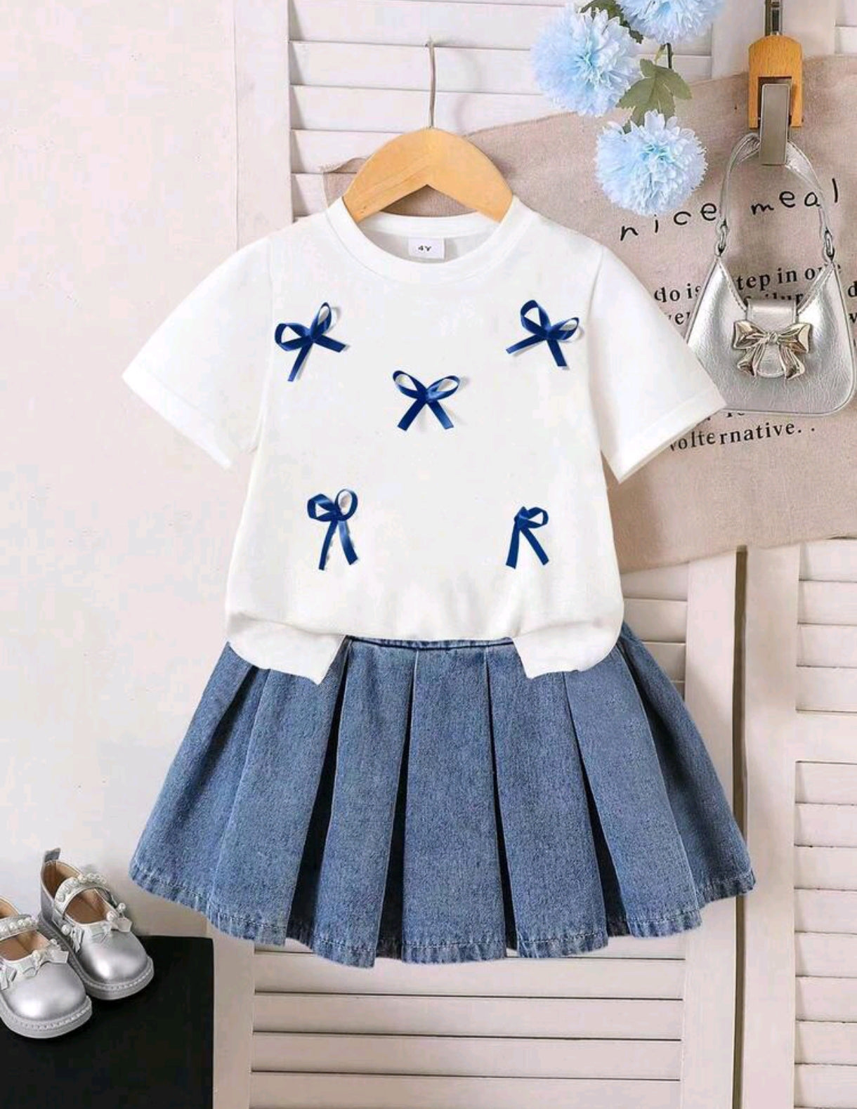 Blusa con detalles en moños + falda de Jeans plisado