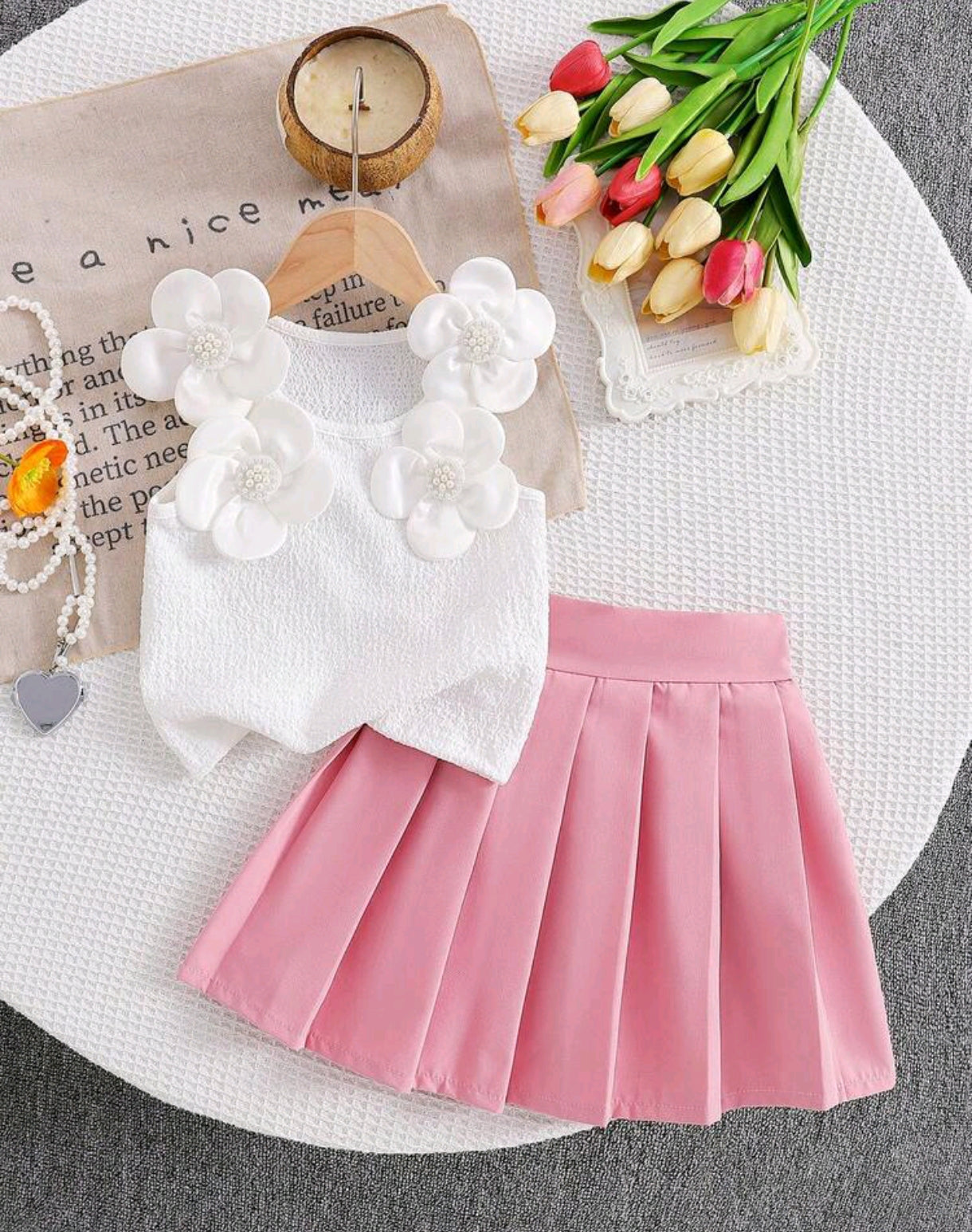 Blusa con detalles en flores 3D + falda plisada