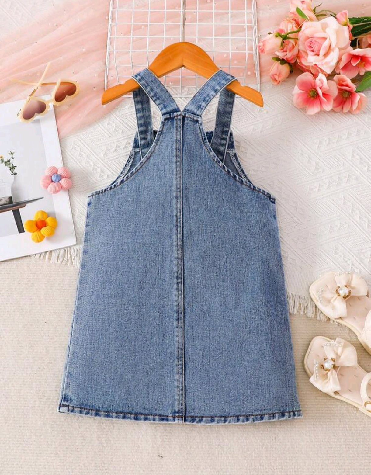 Vestido Jardinera de Jeans con bordados de corazón ( no incluye remera)