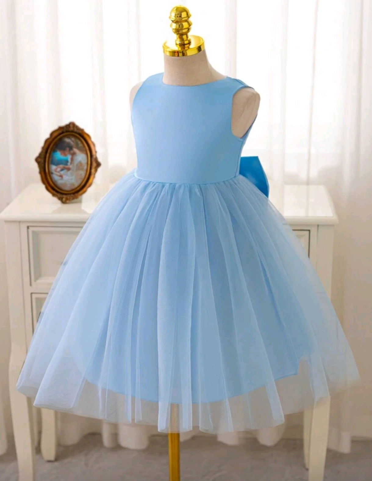 Vestido elegante con tul y detalle en moño