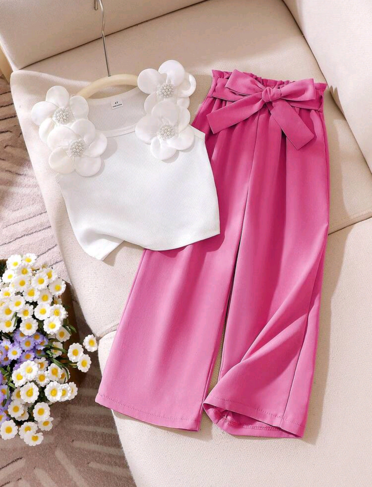 Blusa sin mangas con detalles en flores 3D + pantalón con cinturón