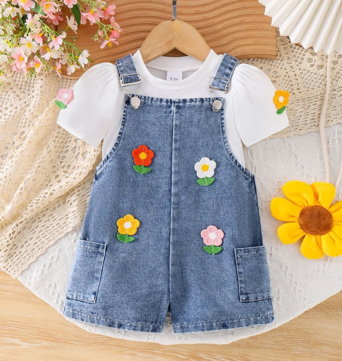 Remera blanca con detalles en flores