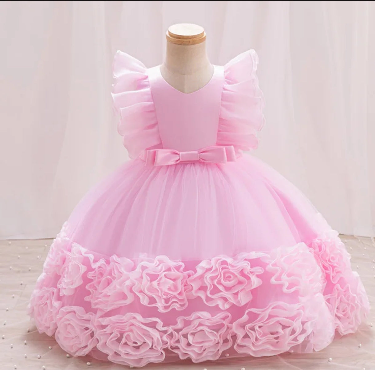 Vestido Elegante con detalles de flores en los bordes