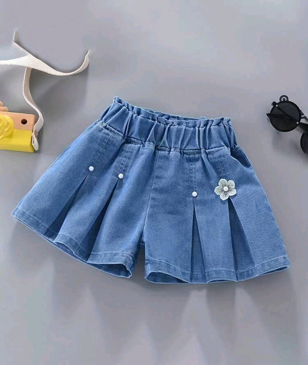 Short de Jeans olgado plisado y detalles en peelitas