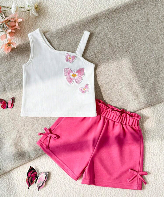 Blusa de mangas asimétricas, con detalles de mariposas+ short