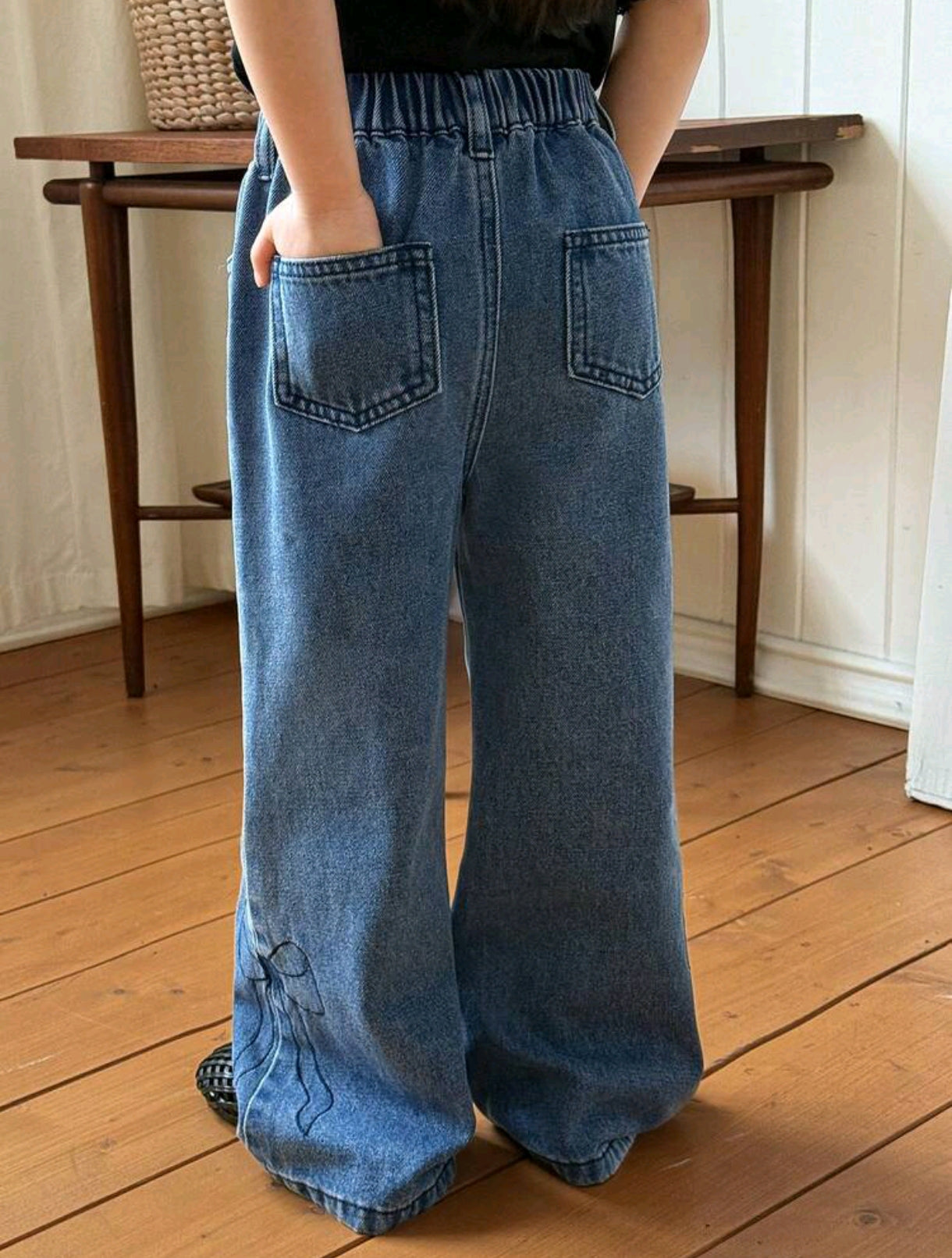 Pantalón de Jeans Acampanado con bordado de moño