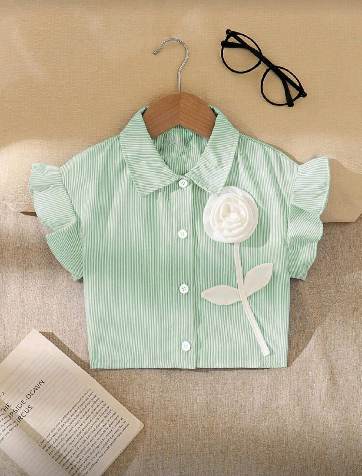 Camisa a rayas con detalles en flores 3D