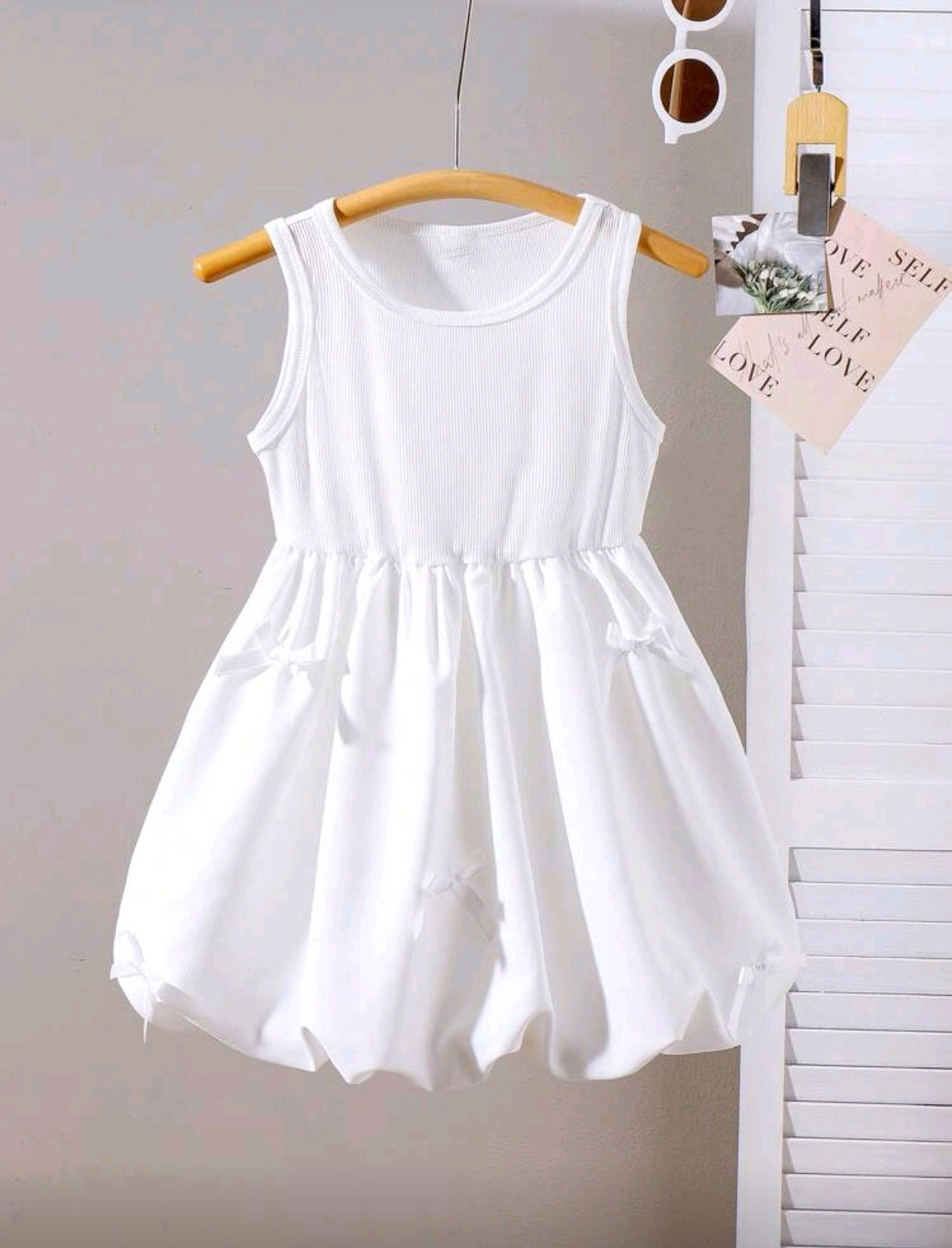 Vestido blanco globo con detelles de moños 3D