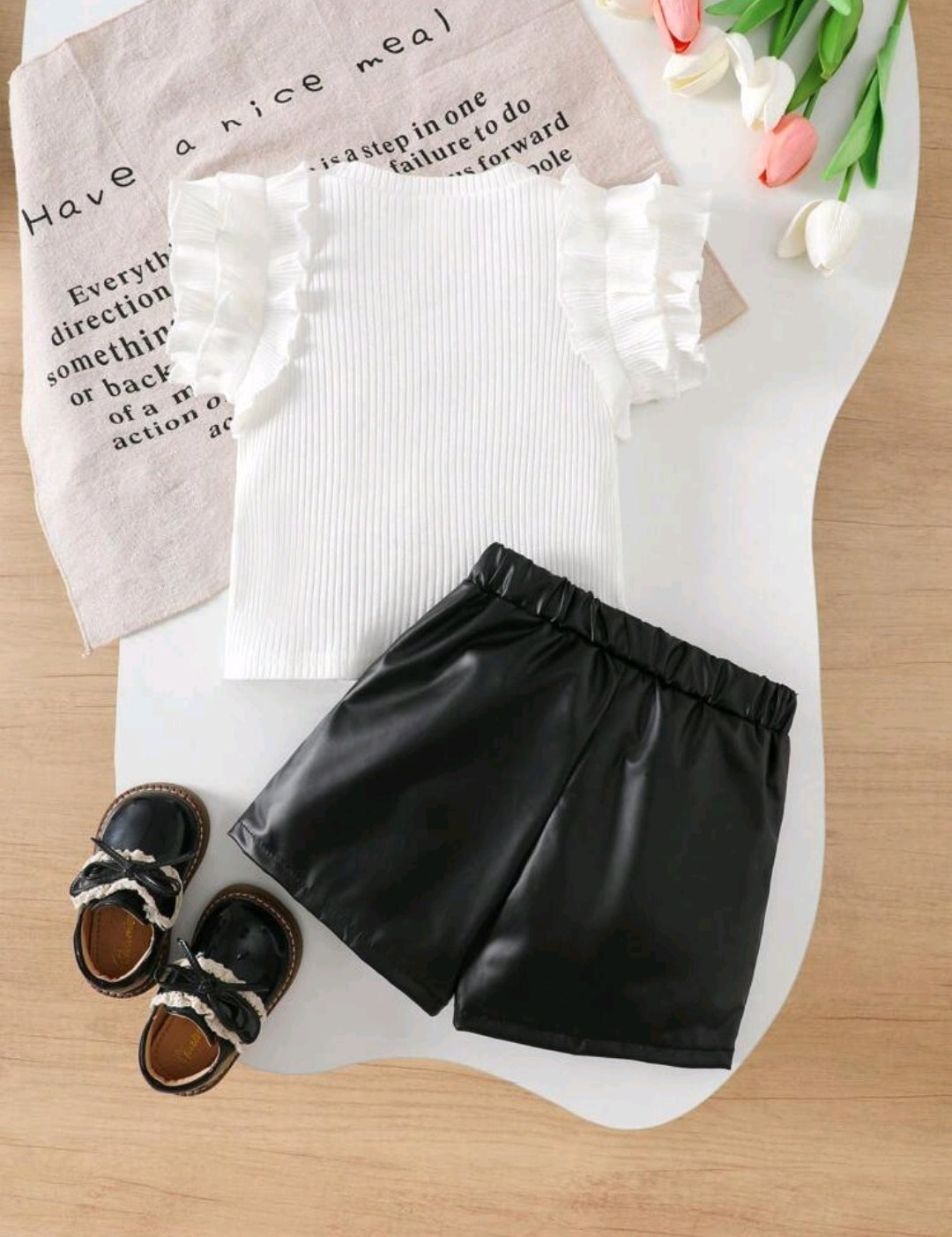 Blusa con detalle en moño + short pollera de cuerina