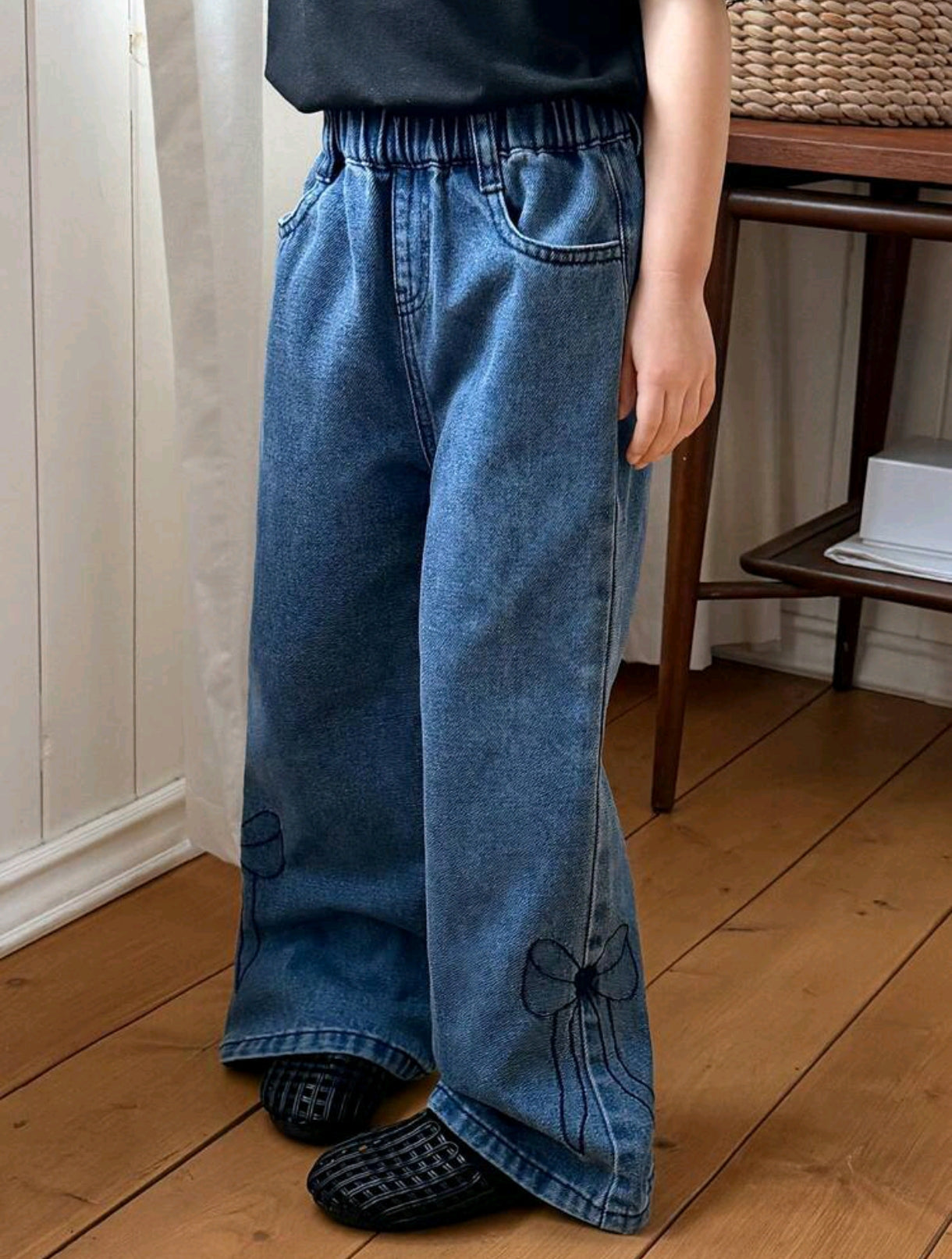 Pantalón de Jeans Acampanado con bordado de moño