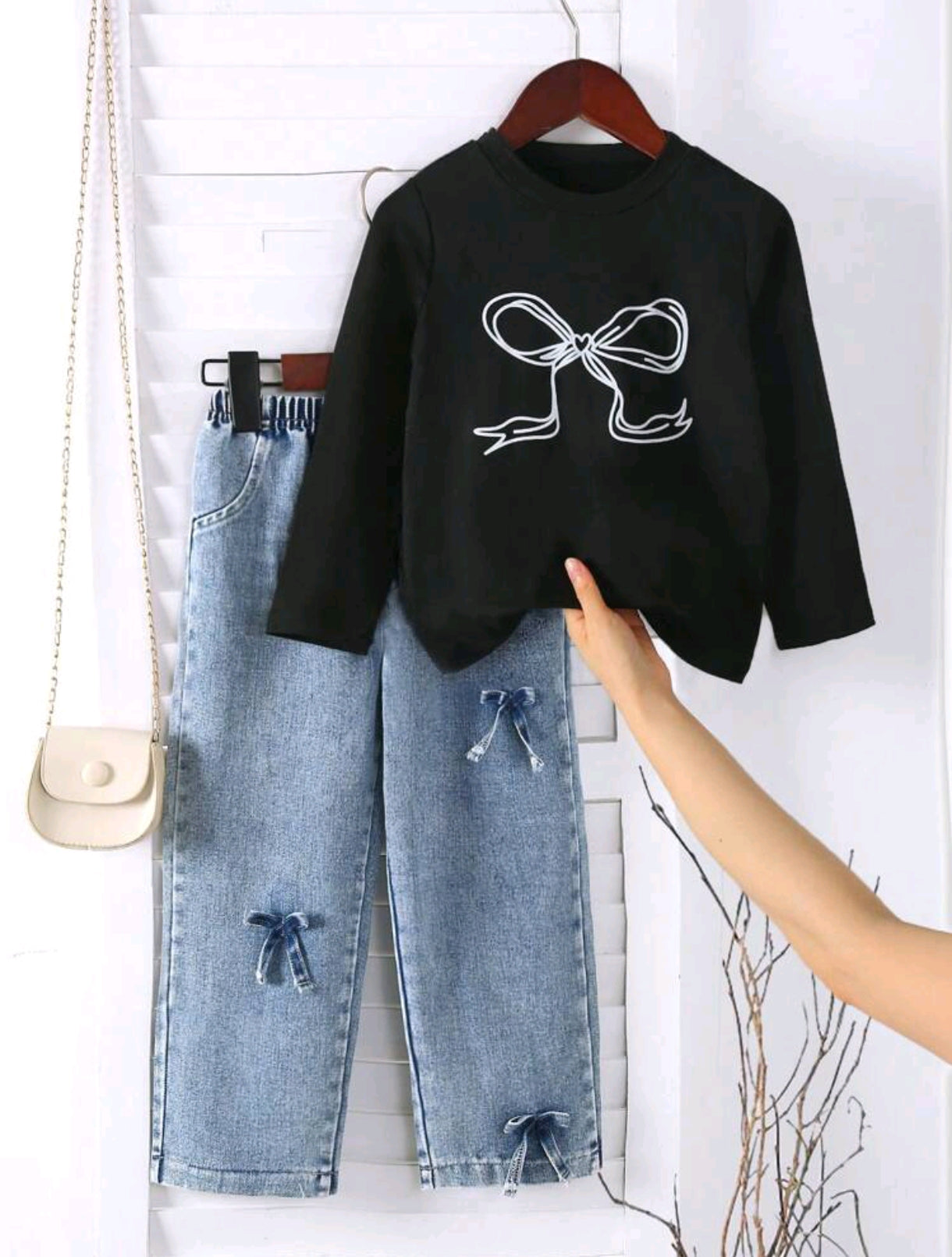 Blusa mangas largas + pantalón de jeans con moños