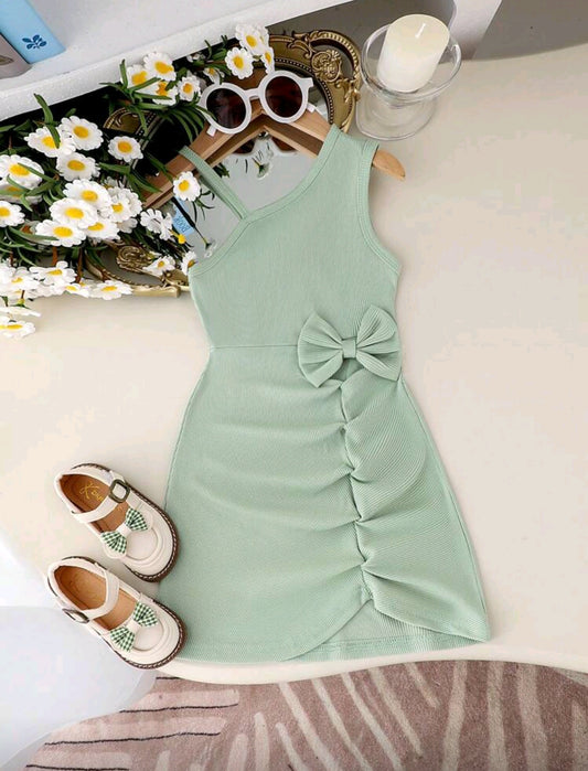 Vestido de mangas asimétrica