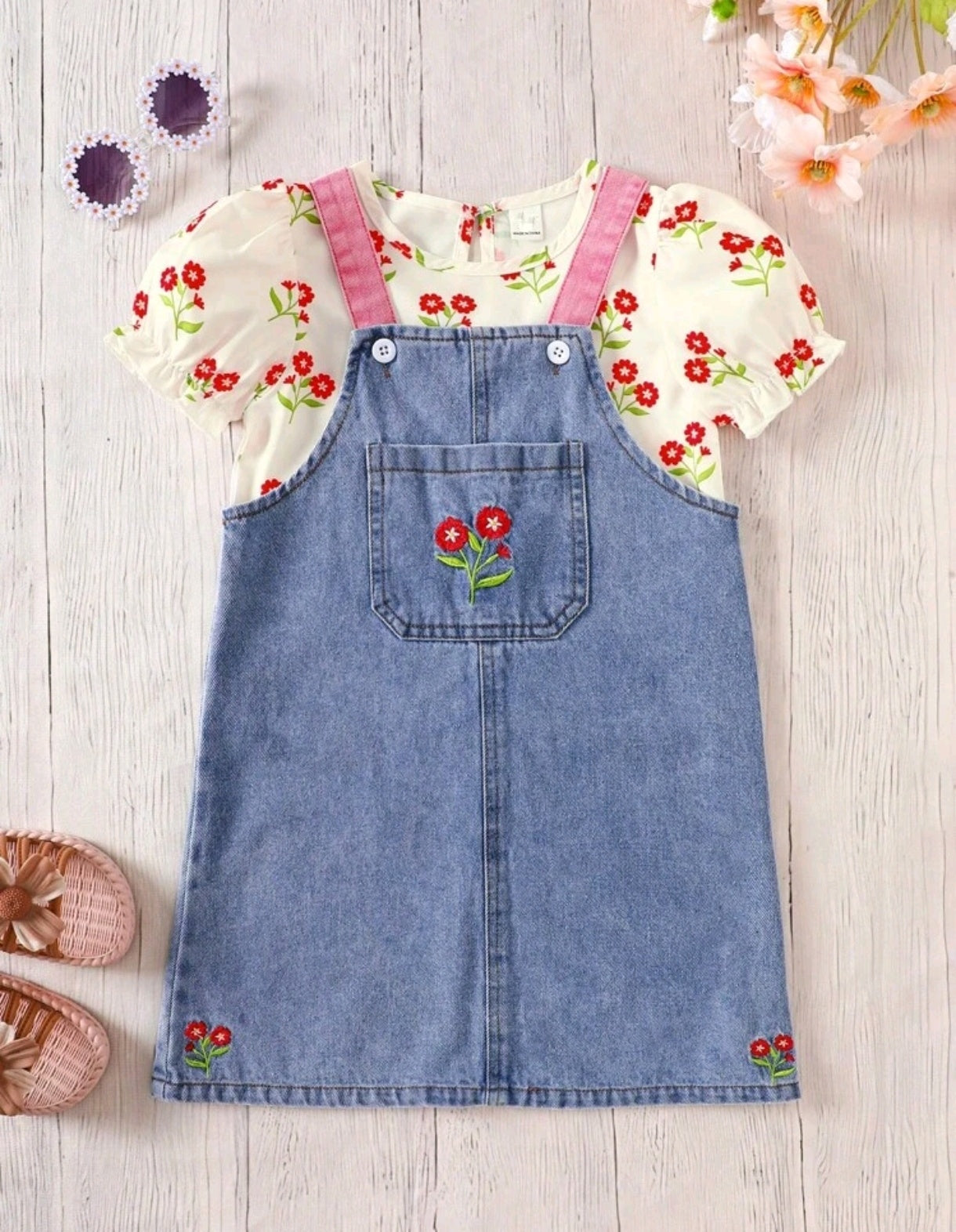 Blusa con estampa floral+ Vestido de jeans con bordados