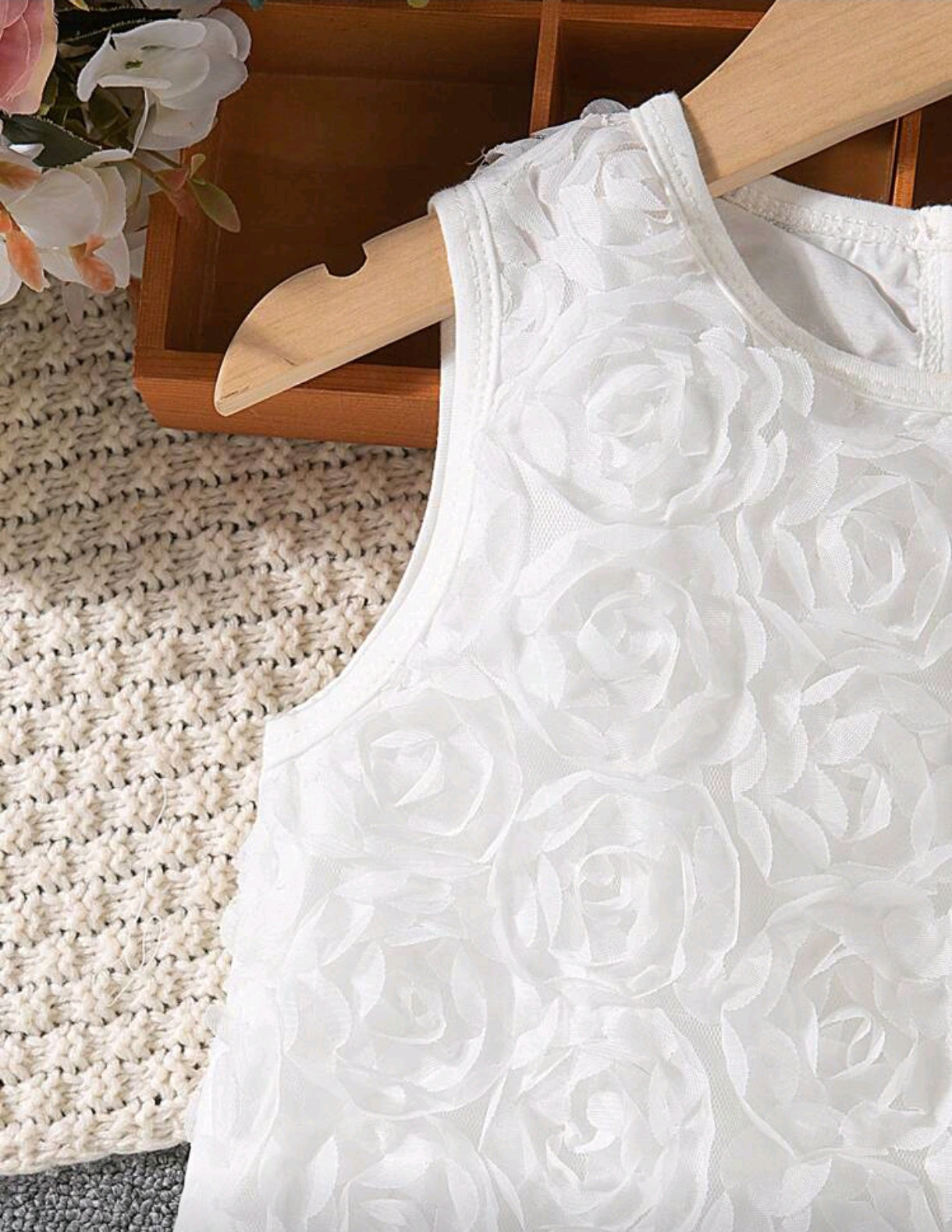 Vestido sin mangas con diseños en rosa