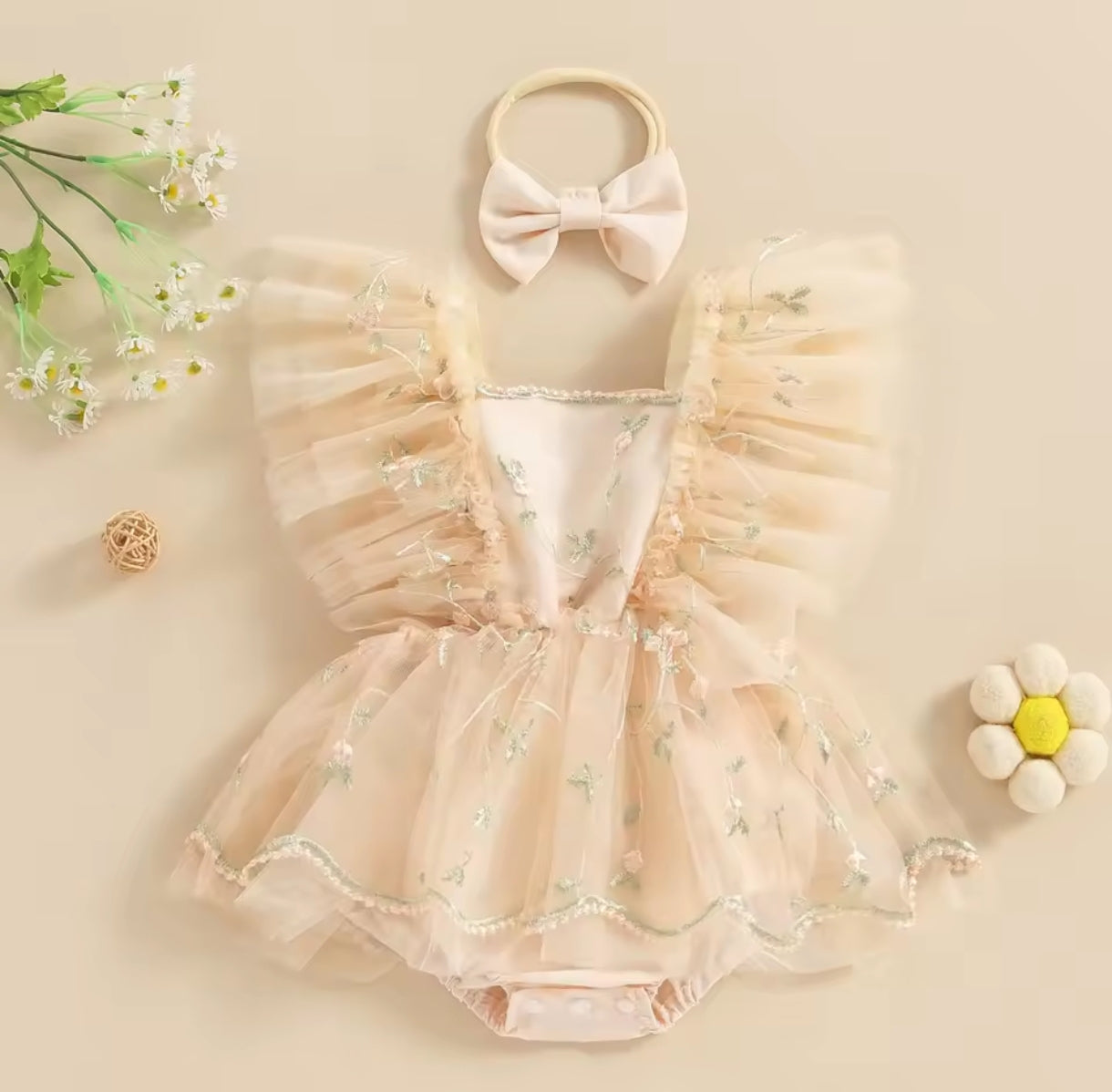 Body vestido con bordados de flores