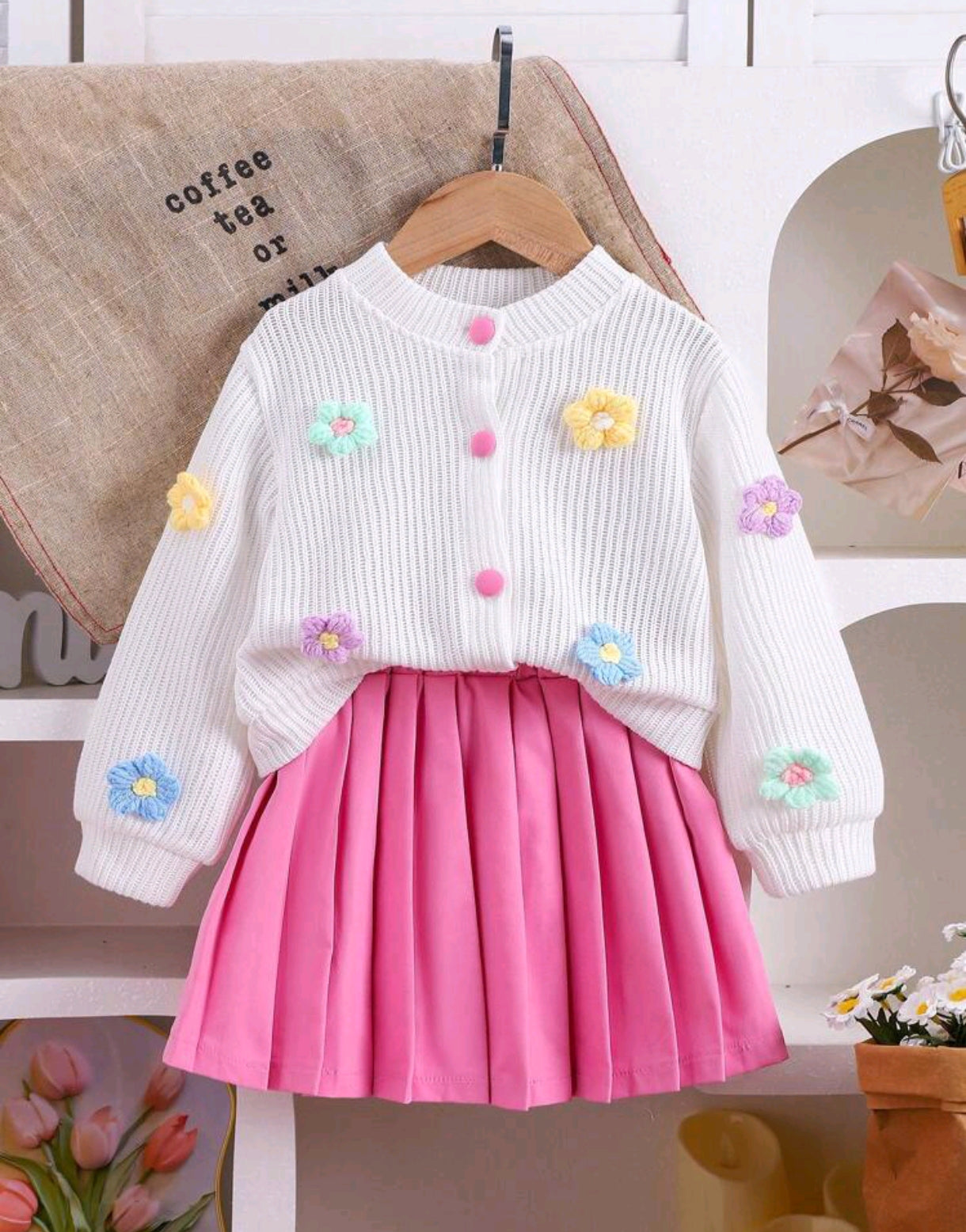 Suéter de hilo con flores + falda plisada