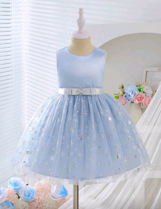 Vestido elegante sin mangas con detelles de copos de nieves