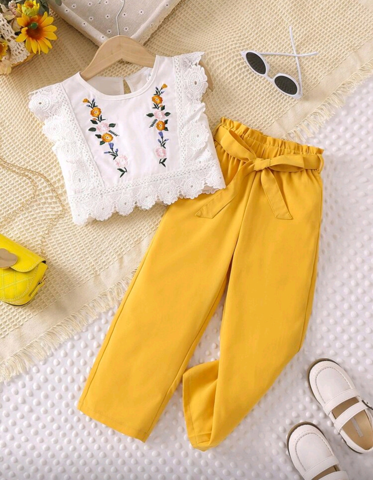 Blusa con bordados de flores + pantalón