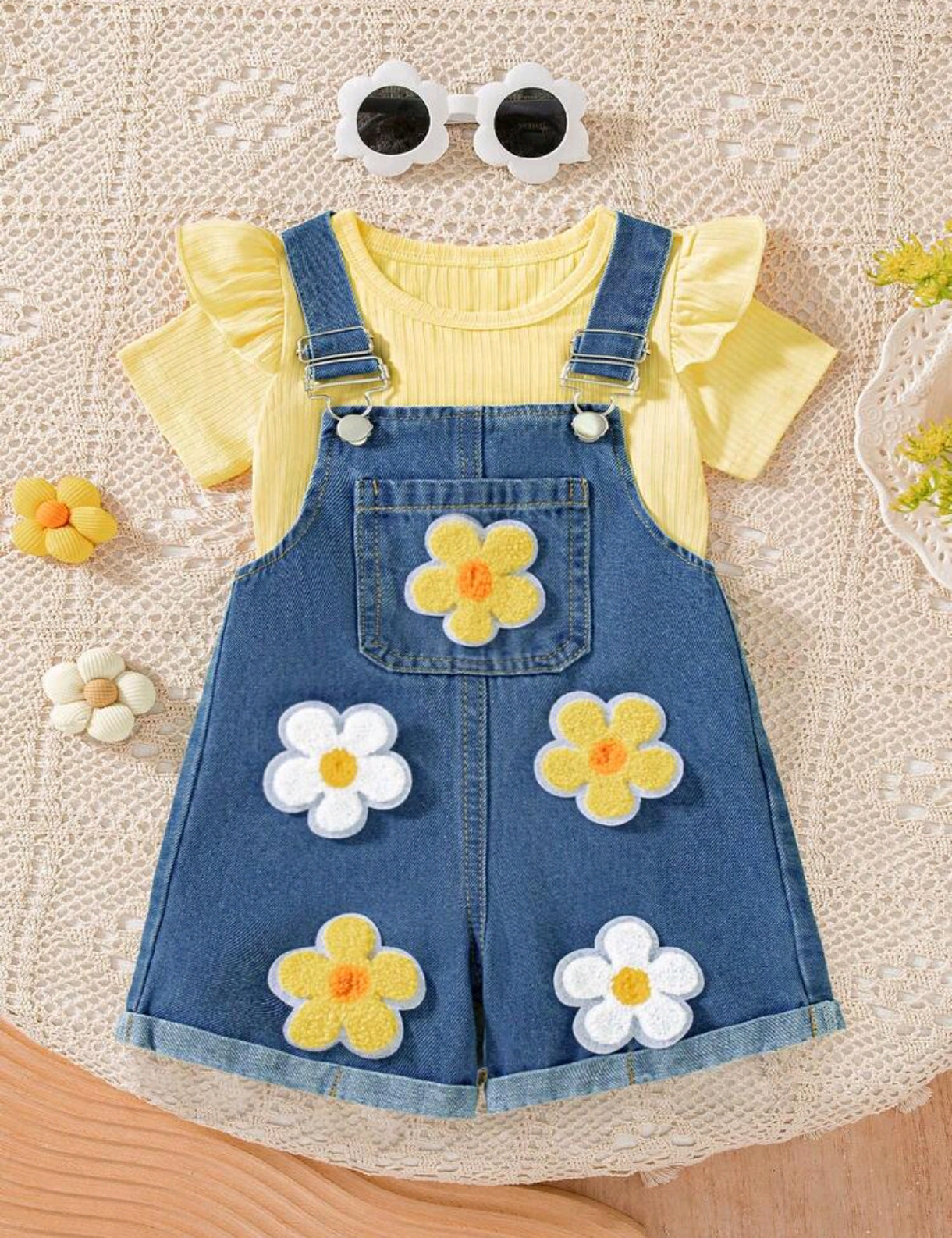 Blusa acanalada + Jardinera de Jeans con flores