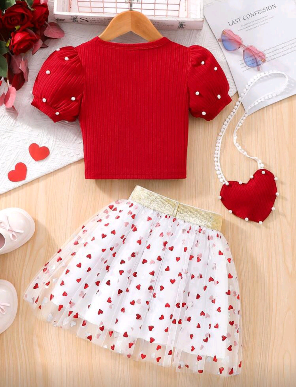 Blusa con mangas acanaladas y detalles en perlitas+ vestido de tul con diseño de corazón+ bolsito