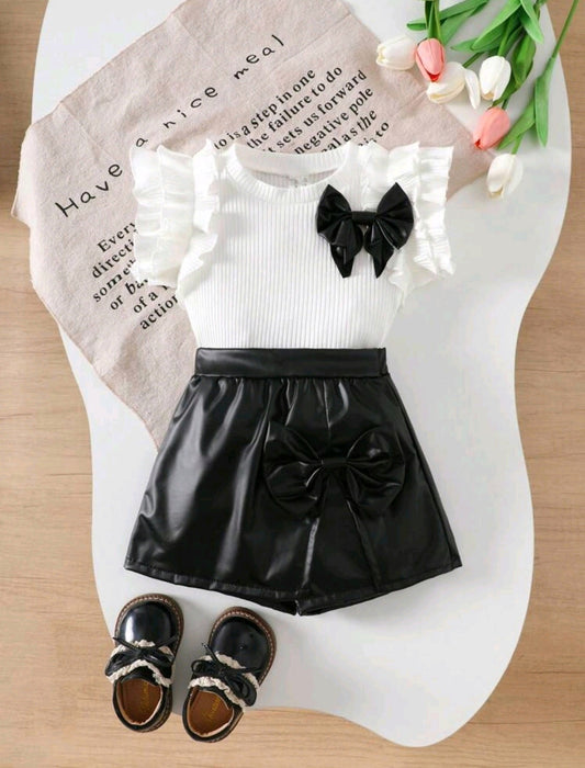Blusa con detalle en moño + short pollera de cuerina