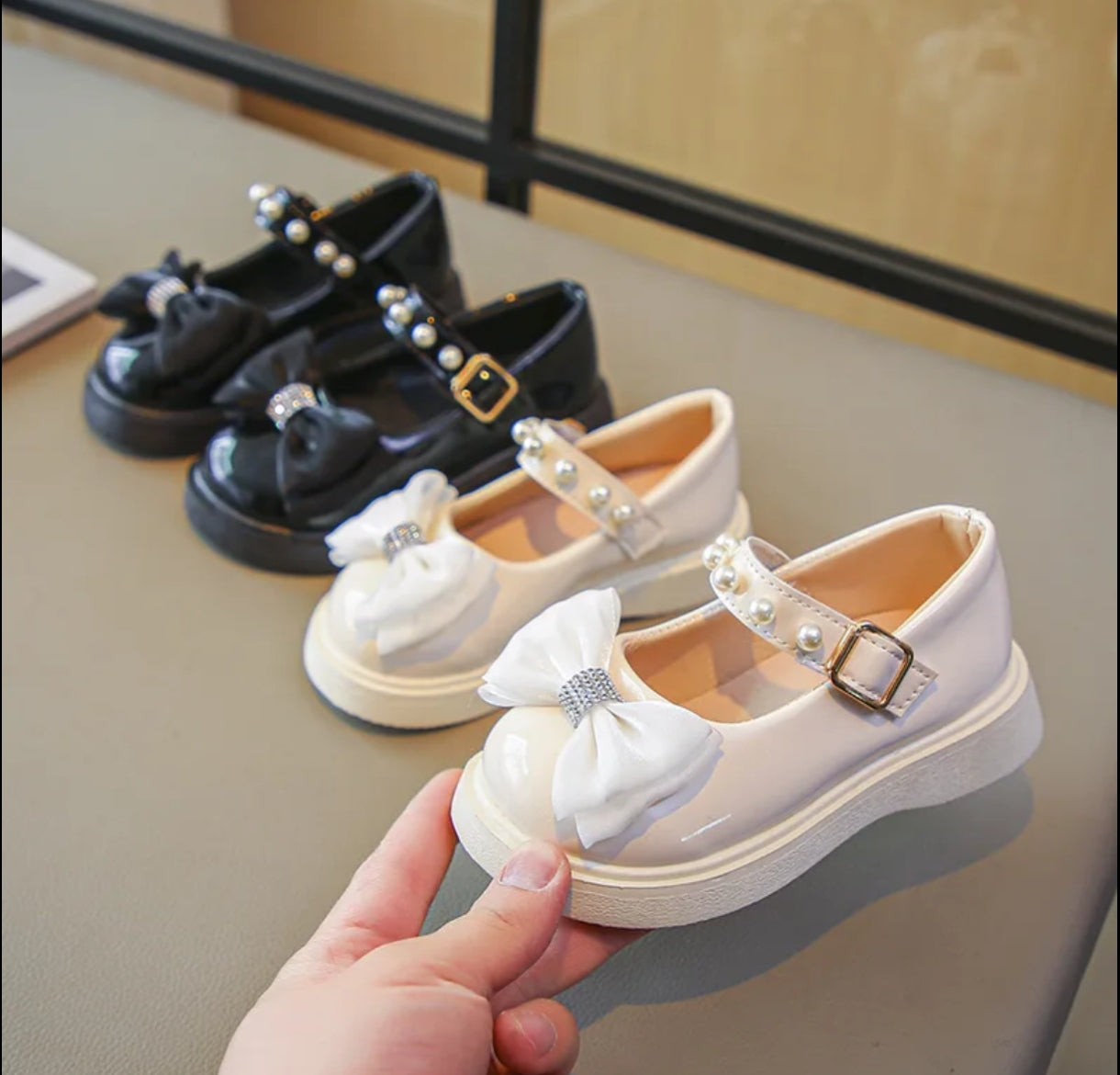 Acc. Zapato Plano con detalles de moño y perlitas