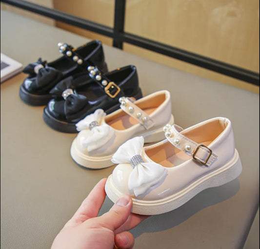 Acc. Zapato Plano con detalles de moño y perlitas