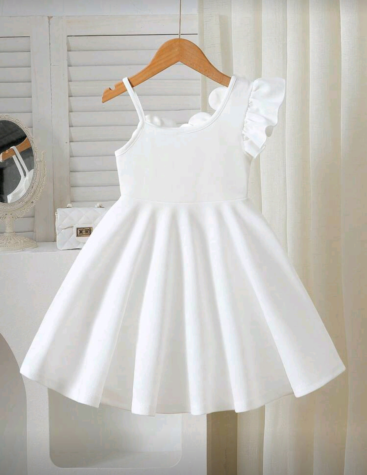 Vestido blanco de mangas asimétrica con detalles en flores