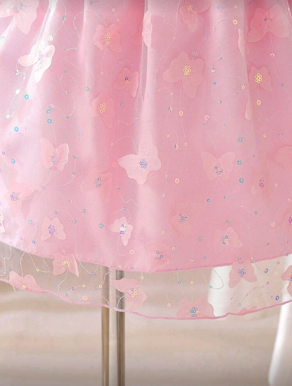 Vestido con tul y detalles de mariposas