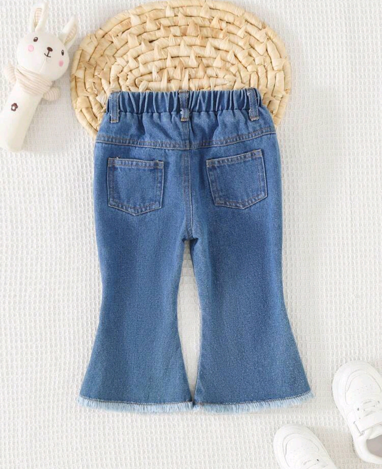 Pantalón de Jeans para bebé acampanado con detalles en corazón