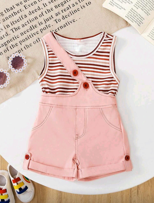 Blusa sin a rayas + shor con tirantes