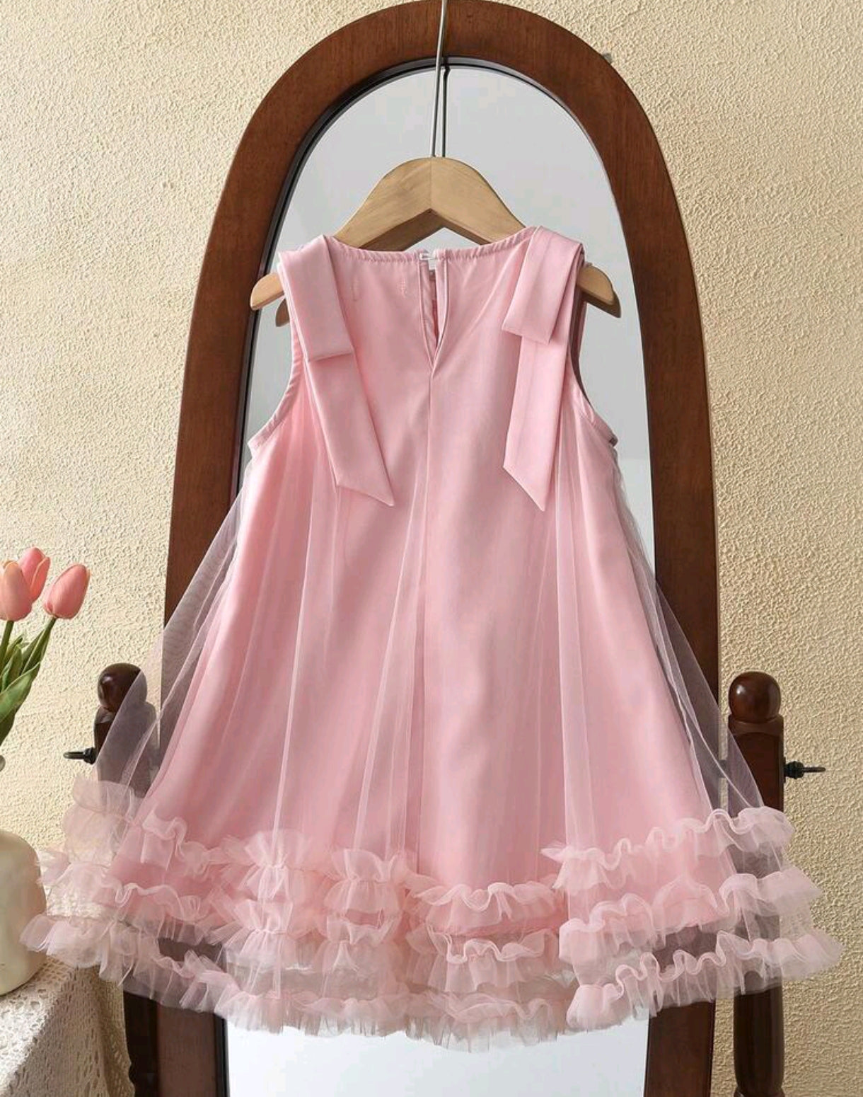 Vestido chic de tul sin mangas con moños en los hombros