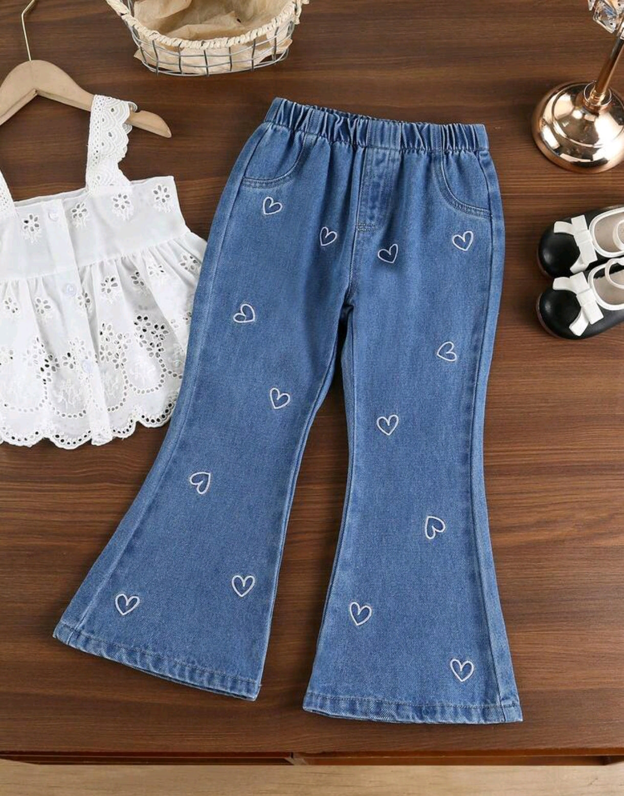 Pantalón de Jeans acampanado con diseño de corazón