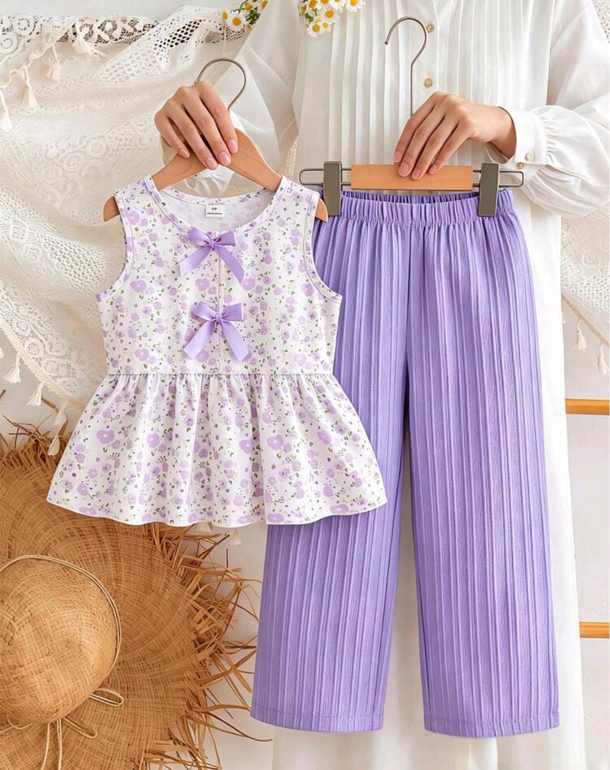 Blusa sin mangas con detalles en moños y estampa floral + pantalón